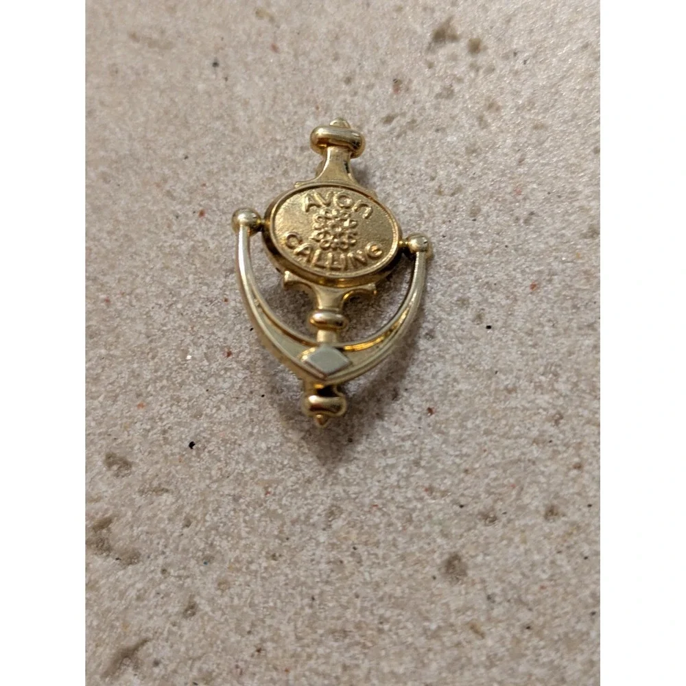 Vintage AVON Calling Doorknocker Brooch In Gold Tone With Movable Knocker Small